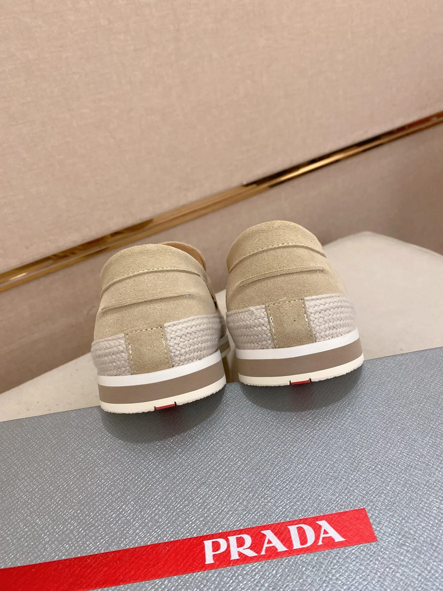 Men's shoes 💰 480💰 ✔️✔️✔️Top high version High-quality new PRADA (Prada) counters are launched at the same time. The new men's shoes and 😘fabrics are purely handmade in Niujing. Lining: Full cowhide lining. 👍🏿High-end☄️Open-molded non-slip rubber outsole, exquisite lines, simple and elegant, comfortable and high-end for leisure travel. Code number: 38-44. Can be customized45